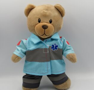 De foto van het product 'Nieuwe' Kledingset Ambulance v. beer Kiki