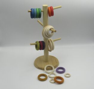 De foto van het product Houten standaard met 22 ringen
