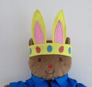 De foto van het product Paastooi past op handpop Bobbi