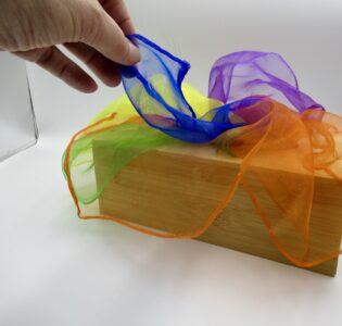 De foto van het product Sensorische doeken in houten tissuedoos