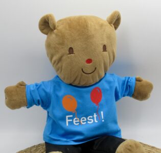 De foto van het product Shirt " Feest" voor handpop Bobbi