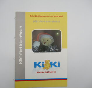 De foto van het product Werkboek " Kiki viert Sinterklaas + Kerst