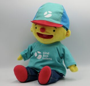 De foto van het product Logo op kleding voor handpop Puk