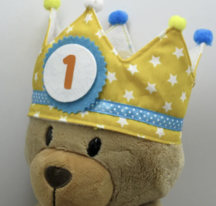 De foto van het product Verjaardagsmuts voor beer Kiki