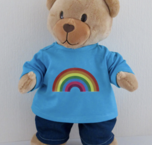 De foto van het product Shirt met regenboog v. beer Kiki