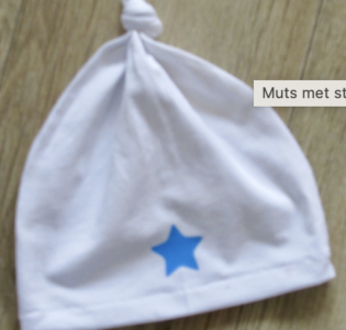 De foto van het product Muts met ster, past op handpop Bobbi