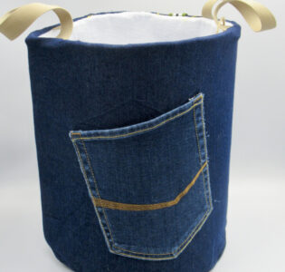 De foto van het product Mand van donkerblauwe spijkerstof