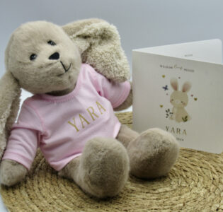 De foto van het product Konijn + shirtje met naam en geboortedatum