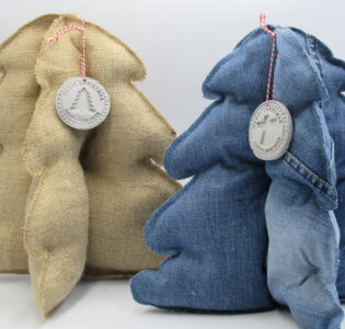 De foto van het product Kerstboom van jute of spijkerstof v. 30 cm hoog