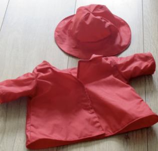 De foto van het product Regenjas + hoed voor handpop Bobbi