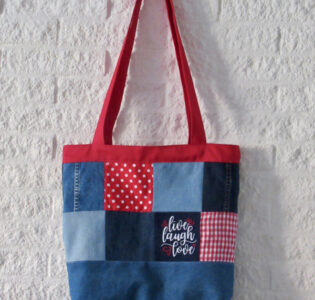 De foto van het product Geblokte schoudertas van spijkergoed