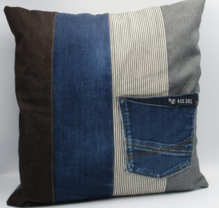 De foto van het product Kussenhoes 45x45cm blauw/grijs gestreept