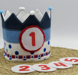 De foto van het product Verstelbare verjaardagskroon blauw/rood