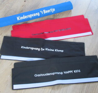 De foto van het product Hoes / beugelhoes met naam voor wandelwagen