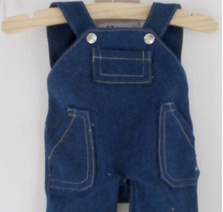 De foto van het product Tuinbroek, past op handpop Bobbi