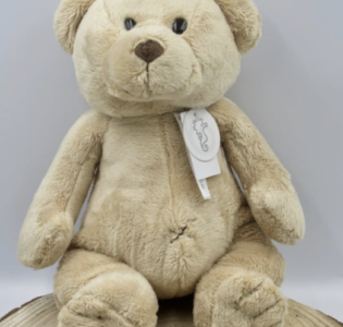 De foto van het product Zachte beer "Oude Kiki" van 32 cm. hoog in crème