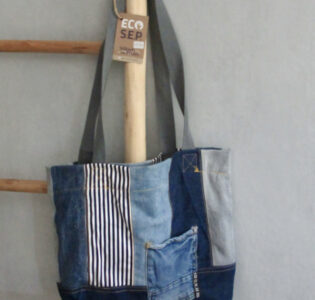 De foto van het product Gestreepte schoudertas van spijkergoed